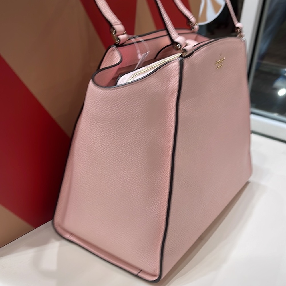Kate Spade Brim Laptop Tote 

COLOR:
Chalk Pink - Picture 5 of 16